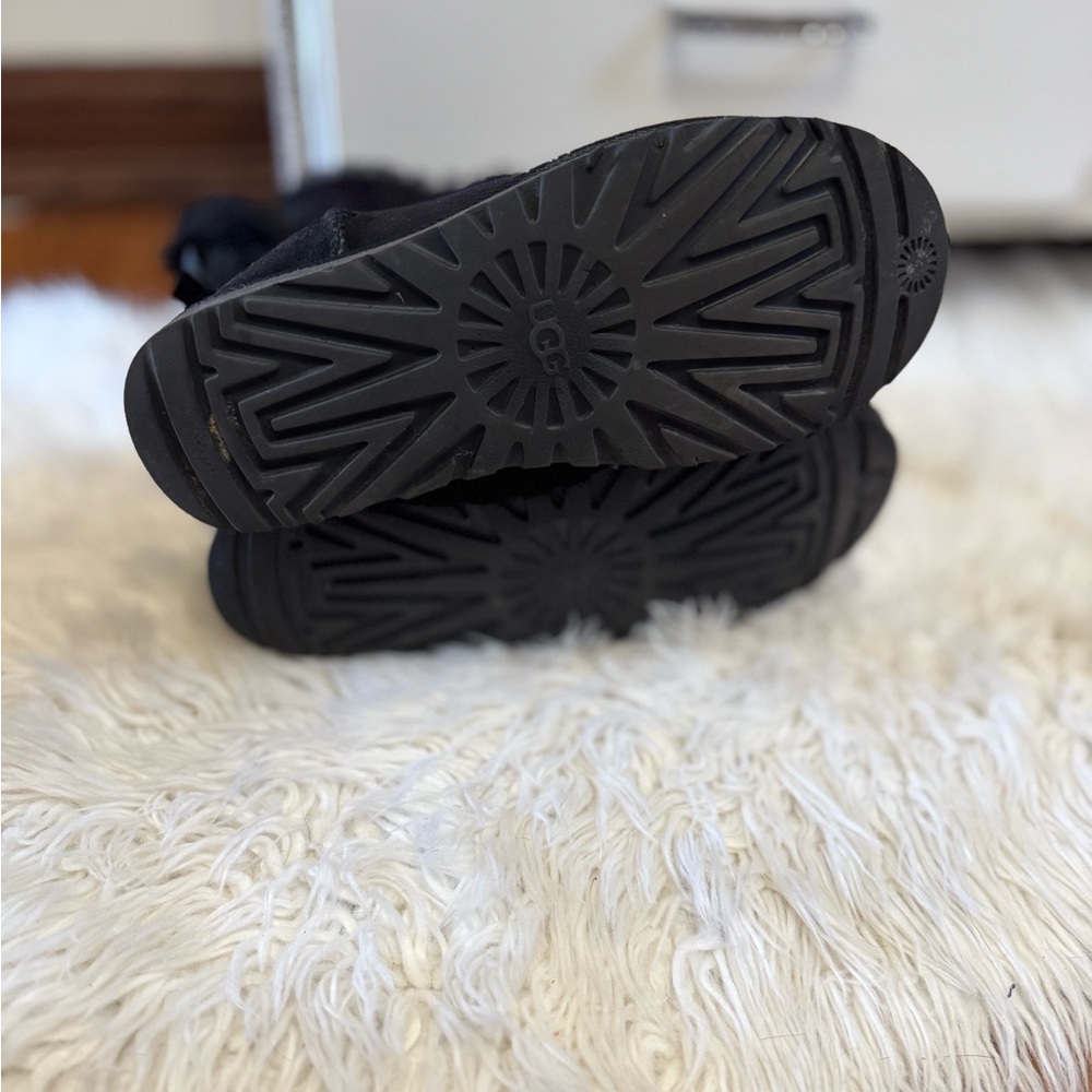 Womens UGG Bailey bow size 9 black boots - Picture 8 of 9